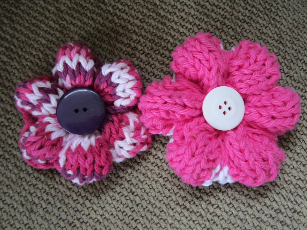 Simple Knit Buttoned Flower Pattern