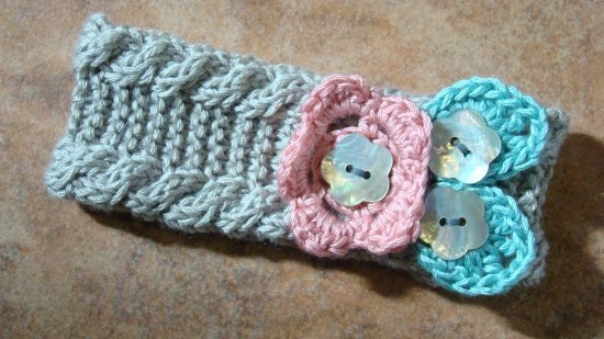 Free-Buttoned-Knitted-Baby-Headband‎-Pattern